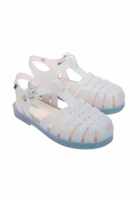 Przezroczyste, błyszczące białe sandały z paskiem i klamrą, charakteryzujące się wentylowanym wzornictwem i jasnoniebieską ombre podeszwą.