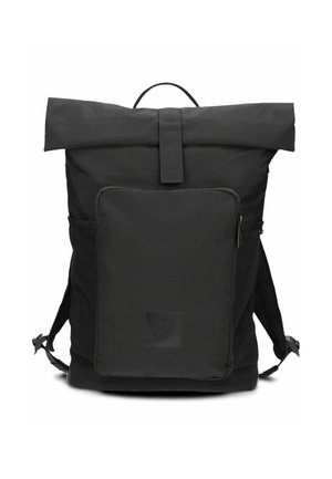 Zaino nero con chiusura roll-top, tasca frontale con zip, tasche laterali in rete, spallacci regolabili e maniglia superiore per il trasporto.