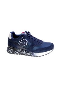 Scarpa da ginnastica blu navy realizzata in materiali scamosciati e sintetici, con marchio bianco, dettagli a motivo e suola testurizzata.