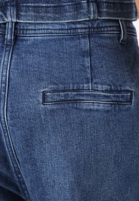 Copenhagen Muse Mom traperice - denim blue