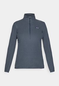 Donkergrijze geborstelde fleece pullover met lange mouwen, hoge kraag, kwart ritssluiting en Patagonia-logo op de linkerkant van de borst.