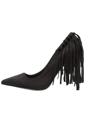 Escarpin à talon haut en suède noir avec un bout pointu et de longues franges en suède attachées au talon.