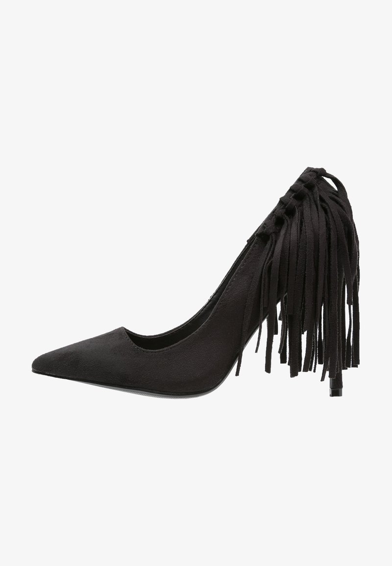 Escarpin à talon haut en suède noir avec un bout pointu et de longues franges en suède attachées au talon.
