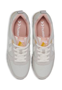 Sneaker bianchi e grigio chiaro con superficie perforata, lacci bianchi, suole interne rosa e branding sul tallone e sulla linguetta.