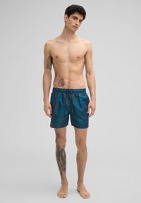 Zwemshorts in donkerblauwgroen met een gestructureerd, abstract patroon. Voorzien van een elastische tailleband met een trekkoord en zijzakken.