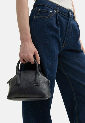 Borsa a mano in pelle nera e testurizzata con due manici corti. Forma compatta e arrotondata con chiusura a zip e un sottile dettaglio del logo sulla parte anteriore.