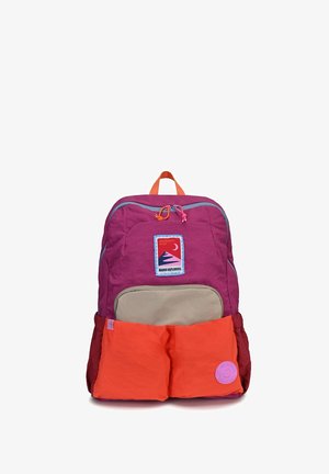 Lila és narancssárga hátizsák bézs első zsebbel, állítható pántokkal és kör alakú logó folttal. Texturált anyag és cipzáras rekeszek.