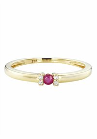 Anello d'oro con una fascia liscia e arrotondata, caratterizzato da un rubino centrale tondo affiancato da due piccole diamanti tondi. Marcato con "375."