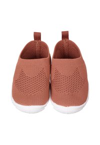 Slip-On-Schuhe aus rostfarbenem Strickstoff mit einem strukturierten Muster, weiße Gummisohlen und Zugschlaufen für ein einfaches Anziehen.