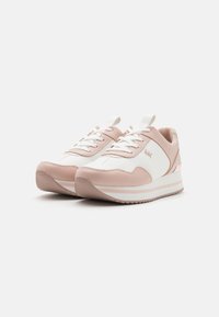 Różowo-białe trampki z gładką skórzaną i tekstylną cholewką, ozdobione fakturowanym tyłem, płaskimi sznurowadłami oraz gumową podeszwą z paskami.