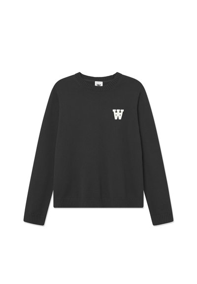 Suéter negro de punto con mangas largas, cuello y dobladillo acanalados. Presenta un logo blanco de 'W' en la parte izquierda del pecho. Textura suave.