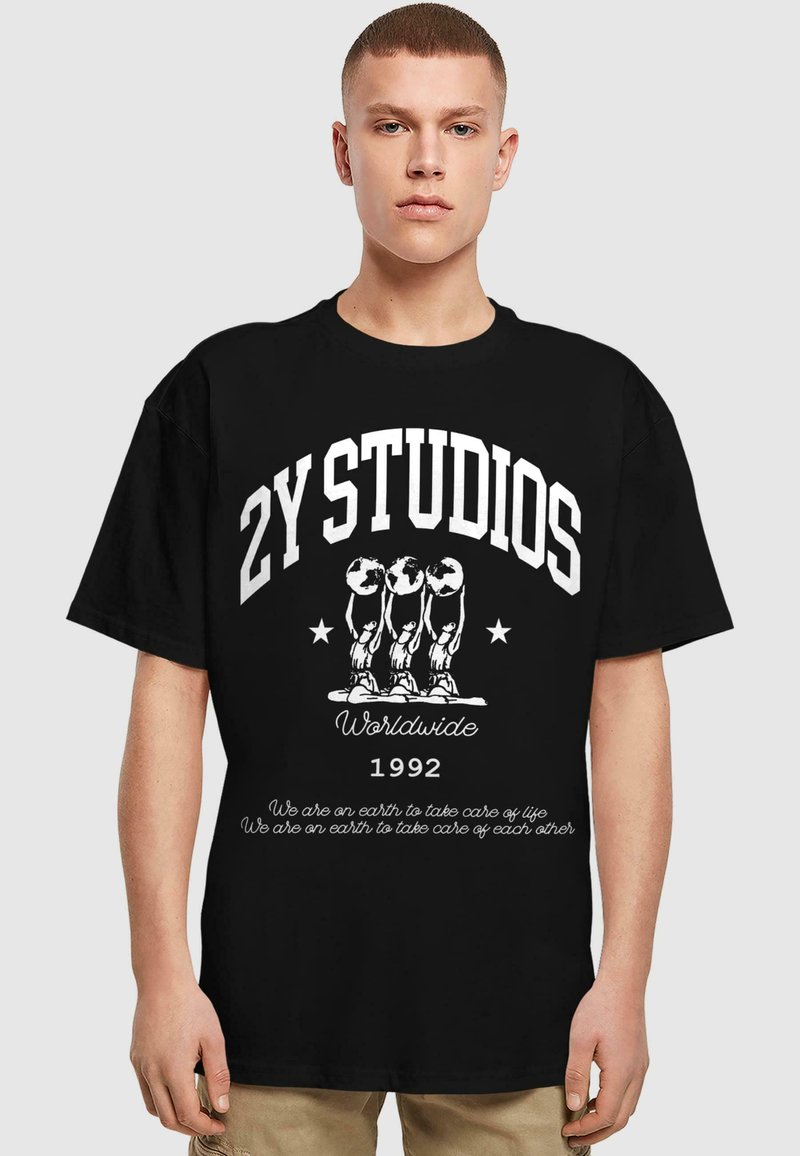 Čierne tričko s bielym grafickým textom "2Y STUDIOS Worldwide 1992" a tromi štylizovanými postavami držiacimi globy, s doplnkovým textom nižšie.