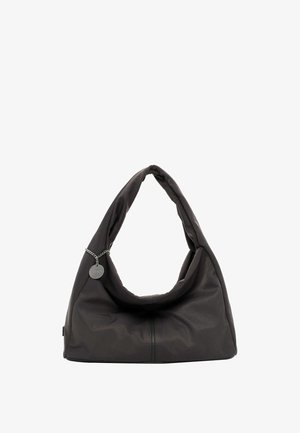 Mustassa, pehmeässä kankaassa oleva hobo-laukku, jossa on suuri, roikkuva muoto. Sisältää ketjun, jossa on pyöreä koriste ja vetoketjullinen pohja.