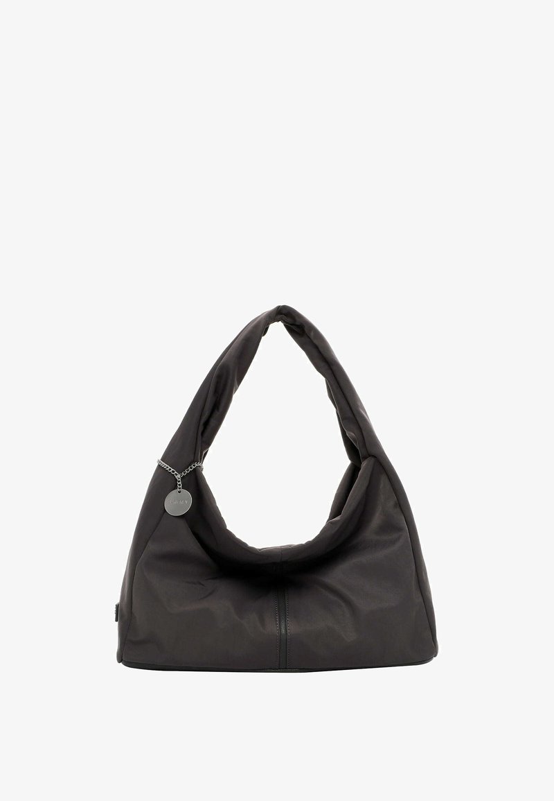 Borsa hobo nera in tessuto morbido con una grande forma svasata. Presenta una catena con un dettaglio a ciondolo circolare e un fondo con zip.