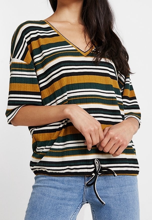 Top de cuello en V a rayas que presenta rayas horizontales en verde, mostaza, negro y blanco. Mangas cortas y un dobladillo con cordón para un ajuste ajustable.