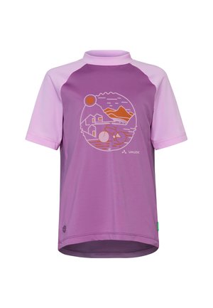 Maillot de cyclisme manches courtes violet et rose avec un graphisme circulaire montagne, soleil, maison et vélo sur la poitrine et logo Vaude.