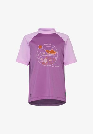 Lila und pinkes kurzärmliges Radtrikot mit einem runden Berg-, Sonnen-, Haus- und Fahrradmotiv auf der Brust und Vaude-Logo.