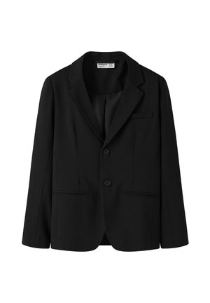 Blazer noir sur mesure avec revers crantés, deux boutons devant et trois poches passepoilées, présenté sur fond blanc.