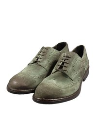 Scarpe brogue in camoscio verde con punte appuntite, dettagli brogue e accenti in pelle marrone. Design con lacci e suole in legno.