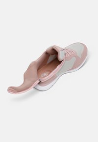 Rosa og grå sneakers med mesh-overdel, myk tekstilkant, snøring og glidelåsdetalj på hælen. Hvit gummisåle.