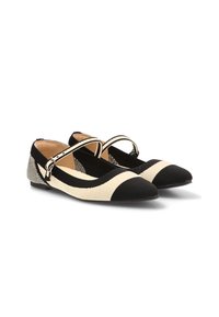 Bailarinas a rayas negras y crema con punta redonda, parte superior de tela y correa ajustable en el tobillo. Presentan un patrón texturizado y tacón bajo.