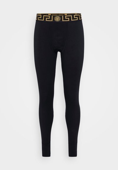 Melnas garās apakšveļas bikses pieguļošā dizainā, ar zelta grieķu atslēgas raksta elastīgo jostu un zīmola logo priekšpusē.