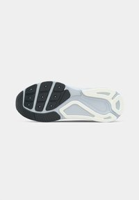 Schuhsohle mit einem schwarzen Gummibereich für besseren Halt, grauer Zwischensohle mit strukturierten Mustern und weißen Akzenten, ausgestattet mit runden Stollen für Traktion.