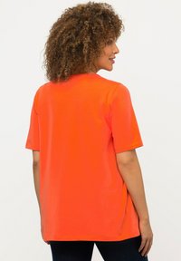Ulla Popken CARREE-AUSSCHNITT - T-shirt basic - orange
