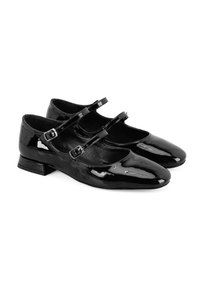 Zwarte gepatineerde leren schoenen met twee verstelbare riemen, een ronde neus, een lage blokhak en een gladde, glanzende afwerking.