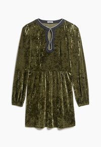 Robe longue en velours écrasé vert olive à manches longues, avec une taille froncée et un col noir orné de rhinestones ovales.