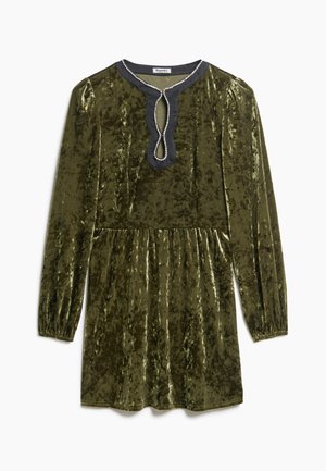 Olijfgroen crushed velvet jurk met lange mouwen, gatherede taille en zwart afgewerkte halslijn met ovale strass versieringen.
