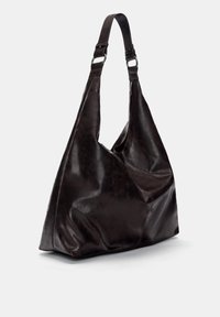 Borsa a tracolla in pelle marrone scuro con design morbido, forma curvata e tracolla regolabile. Texture liscia e dettagli hardware minimi.