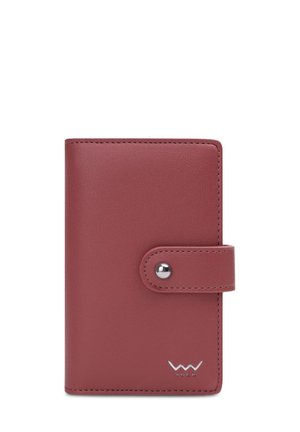 Rote Lederbrieftasche mit Druckverschluss, glatter Oberfläche, rechteckiger Form und einem silbernen Logo in der unteren rechten Ecke.