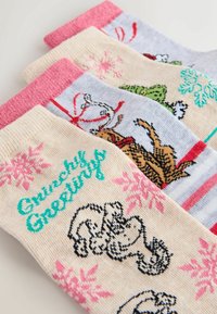 Štyri páry ponožiek s vianočnou tematikou, ktoré obsahujú rôzne vzory: mäkká tkanina, pastelové odtiene, ilustrácie zvierat a snehové vločky.