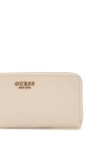 Portafoglio in pelle beige con zip, cuciture sottili e logo metallico impresso sul fronte. Texture liscia.