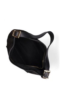 Zwarte suède schoudertas met een leren hengsel en een gouden gesp, heeft een ruime zwarte binnenkant met ritssluiting.