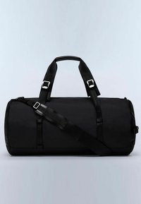 Borsa duffel nera realizzata in tessuto con una forma cilindrica, caratterizzata da doppi manici, una tracolla regolabile e dettagli in metallo argentato.