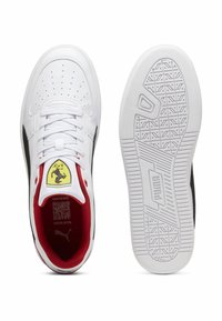 Vita sneakers med röd invändig foder, svart sidstrimma, Ferrari-logotyp på tungan, och strukturerad vit sula med Puma-logotyp, visad uppifrån och nerifrån.