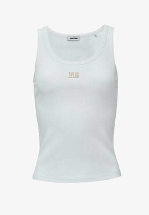 Camiseta de tirantes blanca con canalé y escote redondeado, con un sutil logo dorado "SALSA JEANS" en el frontal. Tejido suave y diseño ajustado.