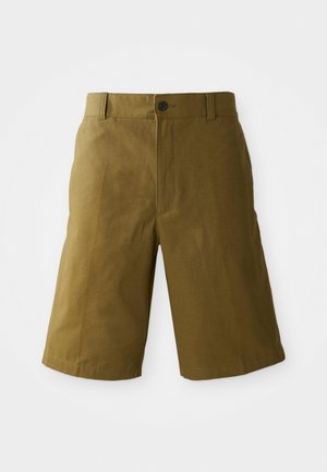 Térdhez érő, olíva zöld rövidnadrág gombos záródással, övhurkokkal és szabott fazonnal, fehér háttér előtt.