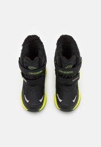 Czarne zimowe buty z syntetycznego materiału, puszystym wnętrzem, regulowanymi paskami, odblaskowymi akcentami i jasnoniebieskimi żółtymi podeszwami.