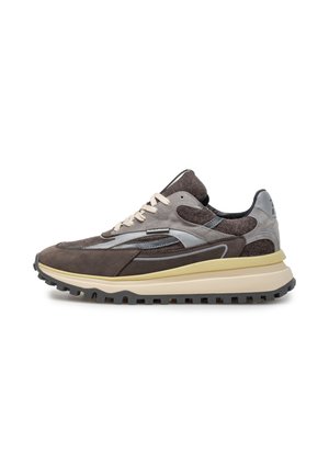 Herren-Sneaker aus gemischtem dunkelgrauem und braunem Veloursleder mit cremefarbenen Schnürsenkeln, beiger Zwischensohle und schwarzer robuster Außensohle, Seitenansicht auf weißem Hintergrund.