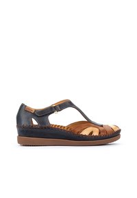 Sandales en cuir avec une tige bleu foncé, des accents beige, un design à sangle en T et une couture décorative. Semelle texturée marron pour une meilleure adhérence.