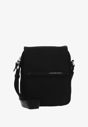 Sac bandoulière noir avec un tissu à texture lisse, design simple, fermeture à rabat, et une sangle noire mate ornée d'un accent logo argenté.