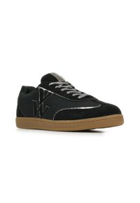 Zwarte lage sneaker met een bruine zool, zilveren glitter veters en metalen zilveren accenten, voorzien van een gestileerde "W"-logo op de zijkant.