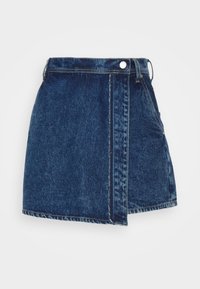 Mörkblå denim minikjol med asymmetrisk frampanel och knappstängning på en vit bakgrund.