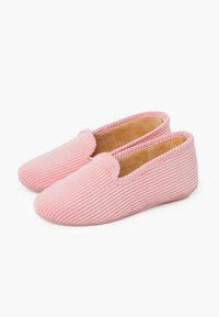 Pantoufles roses à enfiler avec une texture côtelée, bout arrondi, doublure intérieure douce et semelle légèrement surélevée. Accentuées par des bords cousus.