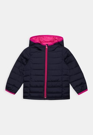 Veste matelassée noire avec capuche, doublure intérieure rose, fermeture éclair avant, et bordure rose sur la fermeture éclair et les poignets, posée à plat sur un fond blanc.
