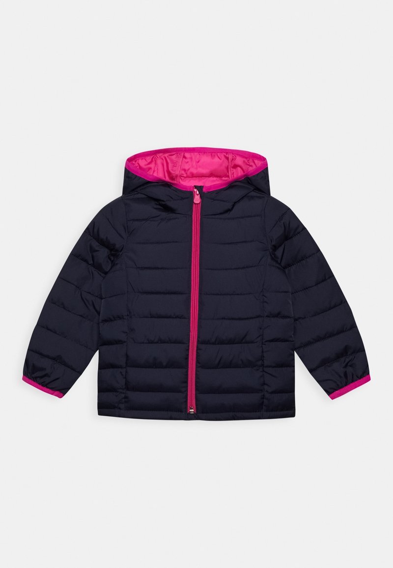 Veste matelassée noire avec capuche, doublure intérieure rose, fermeture éclair avant, et bordure rose sur la fermeture éclair et les poignets, posée à plat sur un fond blanc.