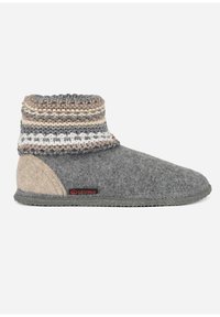 Graue Fellsocke mit einem gestrickten, mehrfarbigen Bündchen. Besitzt ein braunes Akzentpaneel und eine strukturierte Gummisohle. Markenlogo sichtbar.